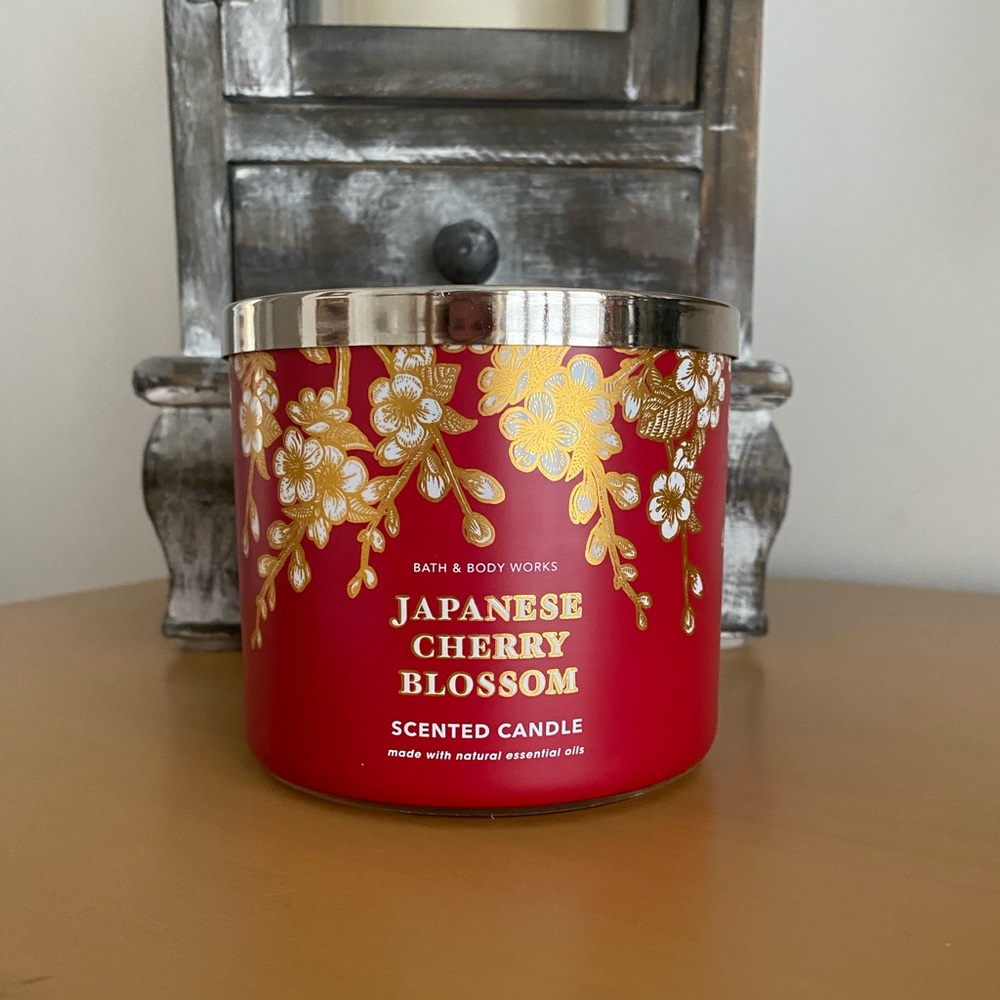 BATH & BODY WORKS JAPANESE CHERRY BLOSSOM SCENTED CANDLE